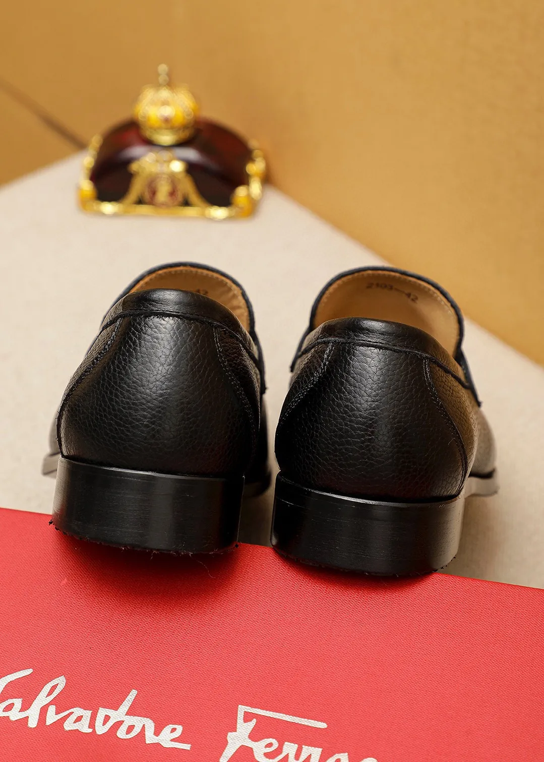 Men's shoes 💰460 💐 Product trademark: Ferragamo "Ferragamo" casual leather shoes Regular size: 38-44 (45.46🉑️customized) Product materials: Selected imported first-layer pebbled cowhide leather upper + luxury hardware buckle, imported water-dyed cowhide leather lining. Strong three-dimensional visual effect, original outsole color: 2 colors available